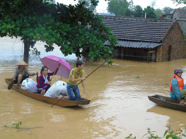 Description: Nhiều khu vực dân cư tại các tỉnh Quảng Bình, Hà Tĩnh bị chia cắt hoàn toàn vì nước lũ.